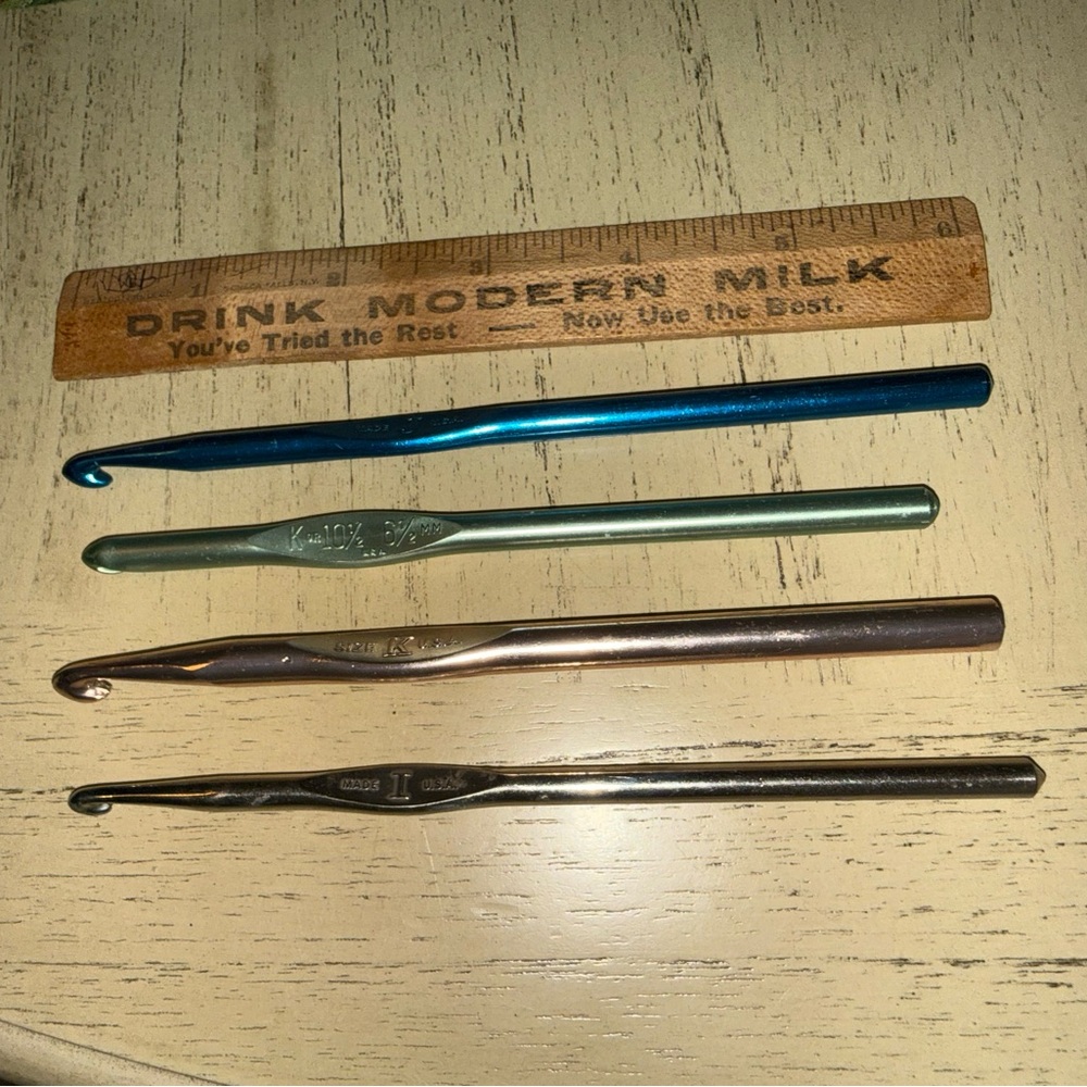 Boye and Susan Bates vintage set of 4 aluminum Colorful Crochet Hooks